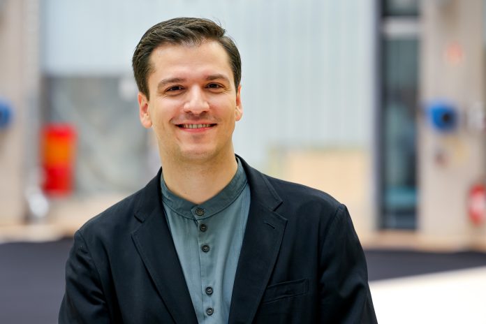Demis Volpi, ein Mann mit dunklem Haar und blauem Hemd