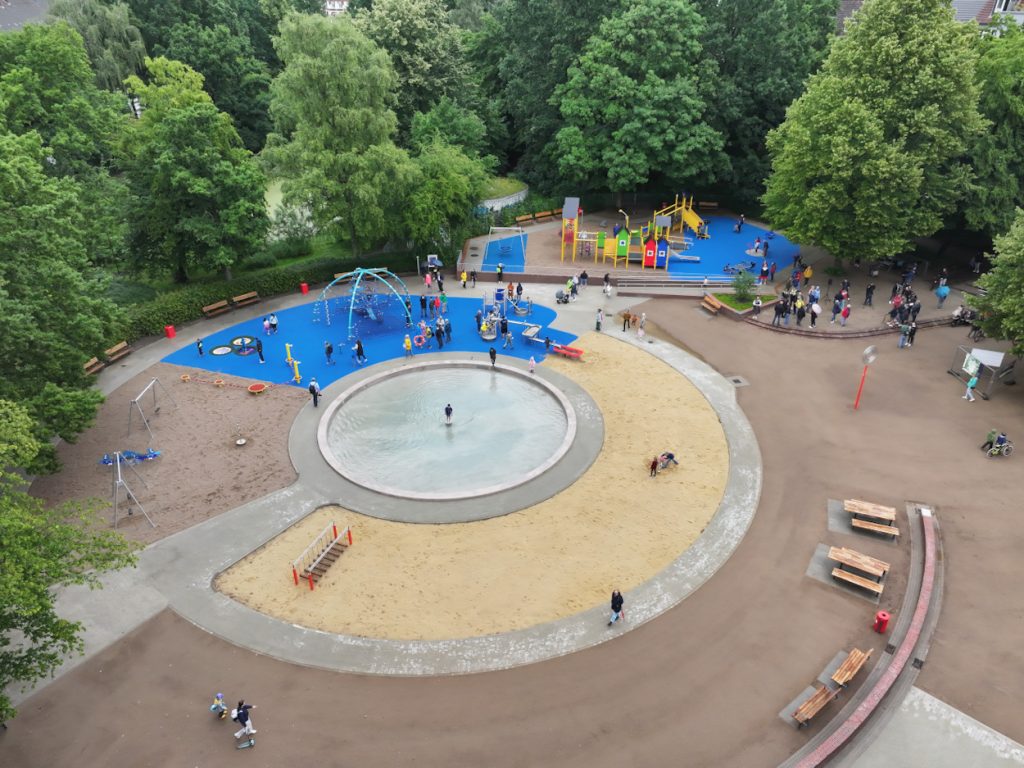 Der Spielplatz von oben. Das neue Planschbecken in der Mitte.