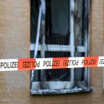 Brand im Marienkrankenhaus Absperrung der Polizei vor einem verbrannten Fenster des Marienkrankenhauses.