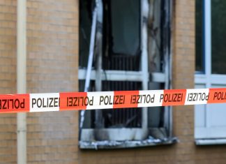 Brand im Marienkrankenhaus Absperrung der Polizei vor einem verbrannten Fenster des Marienkrankenhauses.