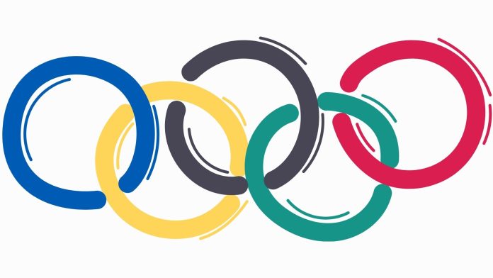 Olympische Ringe auf weißem Hintergrund.