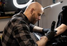 Tinte statt Hetze: Tattoo-Aktion gegen rechts Ein Mann tätowiert einen Arm.