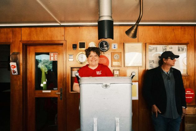 Cynthia Wolter steht am Steuer der Cap San Diego. Sie hat ein Lächeln im Gesicht.