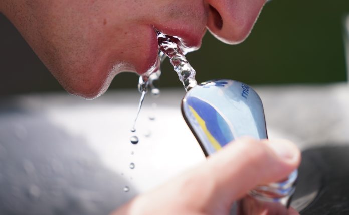 Hitzeaktionstag Trinkwasser finden die Menschen in Hamburg an den heißen Tagen an über 50 Standorten.