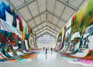Katharina Grosse in den Deichtorhallen Zwei bunt bemalte Stoffbahnen in einer Halle.