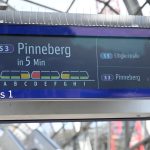 KI-Einsatz in Hamburger S-Bahnen Ein Anzeigenschild auf dem ein Zug mit roten, orangen und grünen Waggons eingeblendet wird. Für die Darstellung der Lichtschranken, mithilfe von KI.