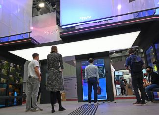 Service mit KI: Hamburgs Bushaltestelle der Zukunft Besuchende der Mobilitätsmesse testen die Haltestelle der Zukunft