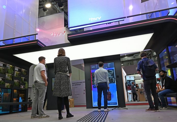 Der Prototyp einer Haltestelle der Zukunft Besuchende der Mobilitätsmesse testen die Haltestelle der Zukunft