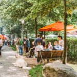 Hospiz Leuchtfeuer wird ausgezeichnet Menschen unterhalten sich auf einem Sommerfest des Hospiz Leuchtfeuer.