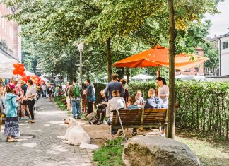 Hospiz Leuchtfeuer wird ausgezeichnet Menschen unterhalten sich auf einem Sommerfest des Hospiz Leuchtfeuer.