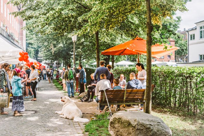 Menschen unterhalten sich auf einem Sommerfest des Hospiz Leuchtfeuer.