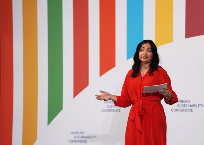 Hamburger Nachhaltigkeitskonferenz Reem Alabali-Radovan steht bei der Eröffnung der Hamburg Sustainability Conference vor einer bunt gestreiften Wand.