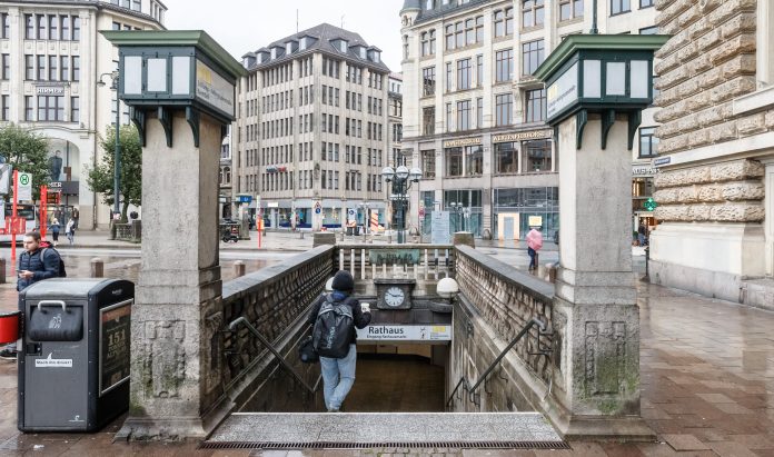Eingang zur Linie U3 auf der U3-Strecke am Bahnhof Rathaus