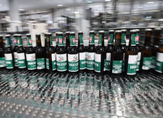 Carlsberg-Brauerei in Hamburg wird bestreikt Symbolbild zum Streik der Brauereien. Bierflaschen der Holsten Brauerei