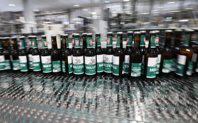 Symbolbild zum Streik der Brauereien. Bierflaschen der Holsten Brauerei
