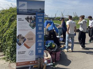 Ein Schild der Surfrider Foundation erklärt die Sammelaktion.