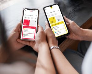Zwei Handys nebeneinander. Auf einem Bildschirm ist das Layout des Nahverkehrsanbieters HVV zu sehen, auf dem anderen das Layout der BVG. 