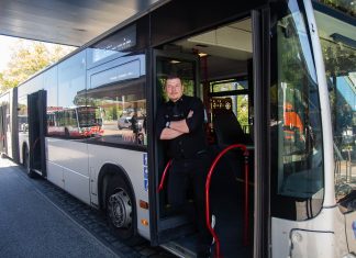 #Busfluencer: Ein Busfahrer verändert mit einem Handzeichen das Berufsbild Busfahrer