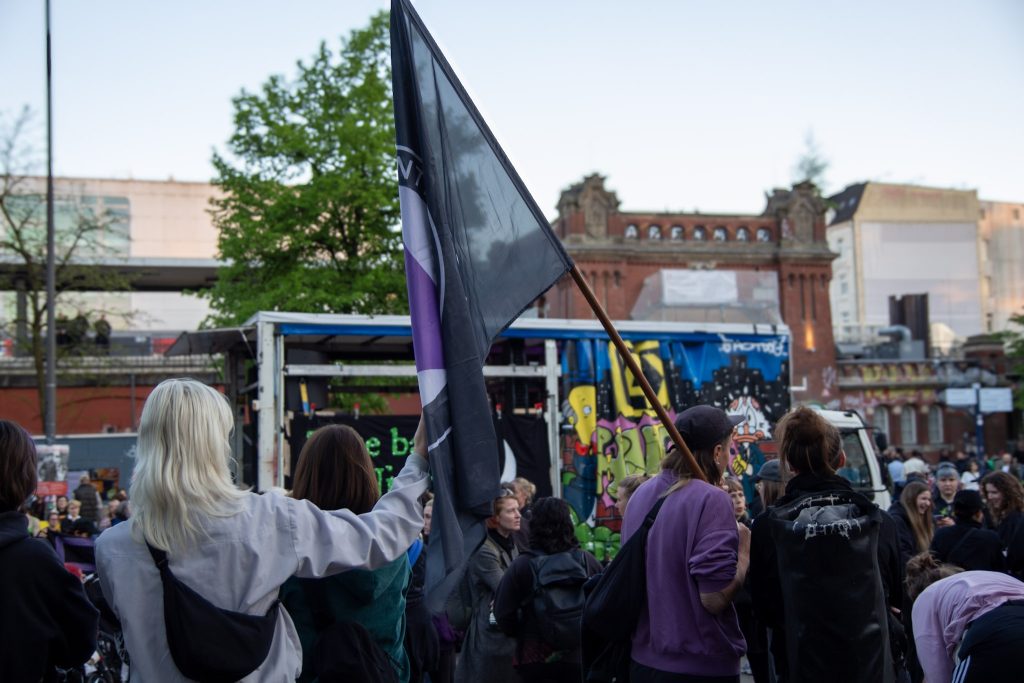 Demonstrierende stehen vor dem S-Bahnhof Sternschanze
