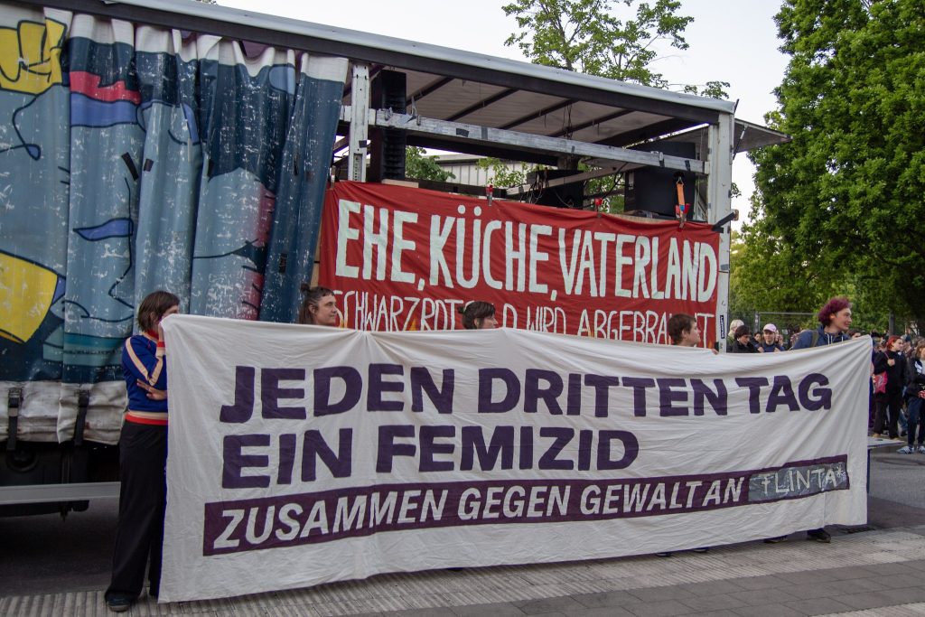Auf einem Demobanner steht „Jeden Dritten Tag ein Femizid"
