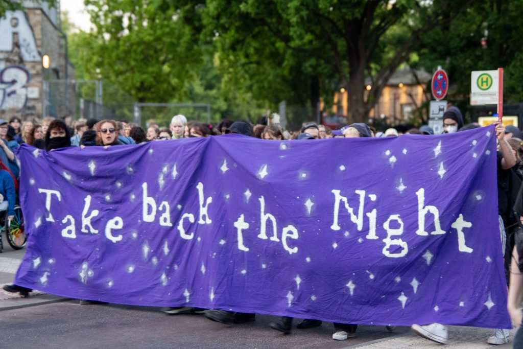 Auf einem Demobanner steht „Take back the Night"