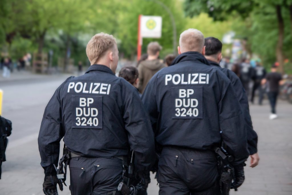 Zwei junge Polizisten auf der Demonstration