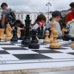 Schachfiguren und Kinder beim Alsteruferturnier 2025