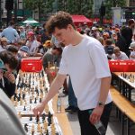 Luis Engel beim Schachturnier auf dem Rathausmarkt in Hamburg 2025