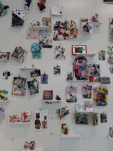 weisse wand mit bunten zetteln behangen