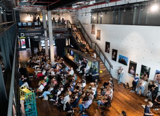 Social Design Week 2025 – Stadt gemeinsam denken Viele Menschen sitzen in einem Raum.