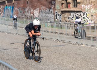 Leben am Puls des Triathlons Drei Triathlet*innen fahren auf Rennrädern auf der asphaltierten Radstrecke des Ironman Hamburg.