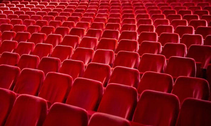 Ein Saal voller roter Stühle