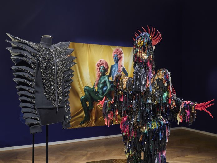 bunte und glitzernde Kleidung in einem Raum ausgestellt