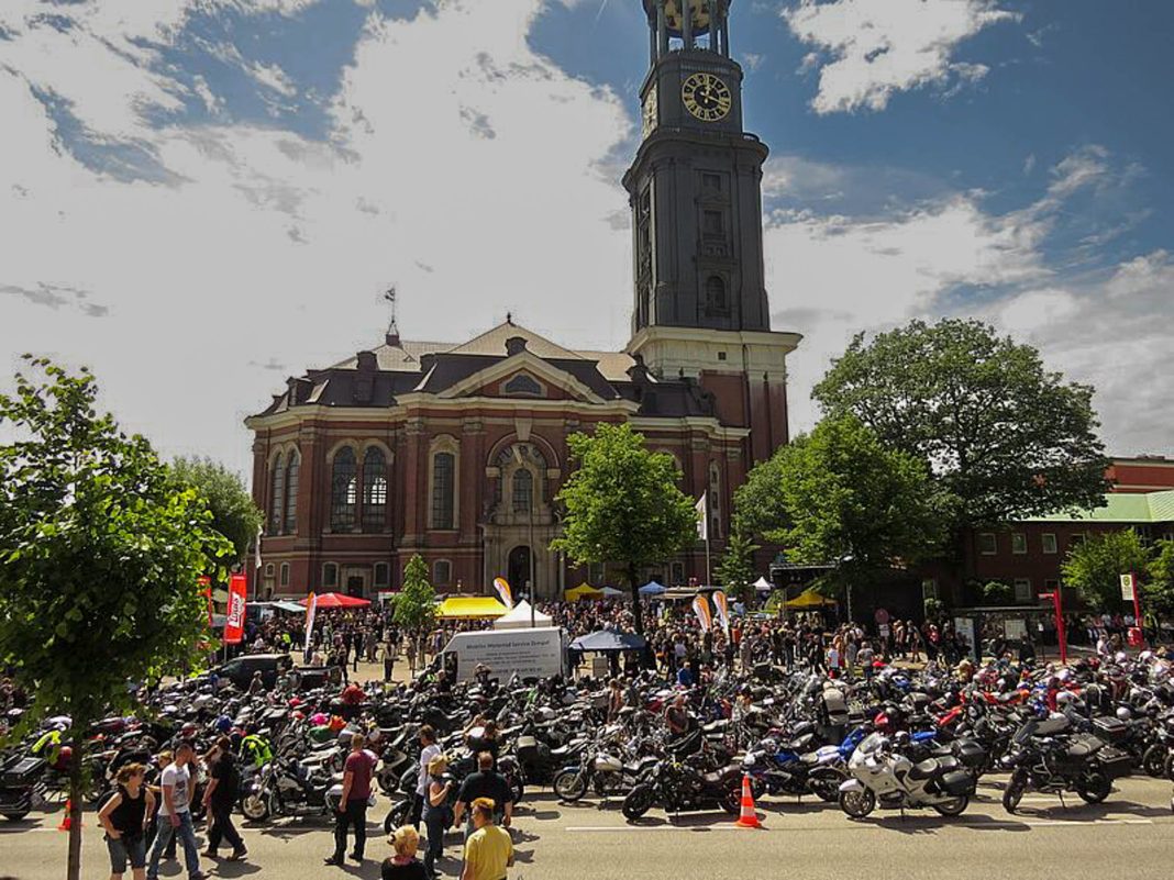Motorräder vor dem Hamburger Michel am Motorradgottesdienst.