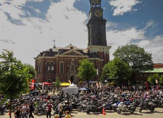 Motorradgottesdienst 2025 – jetzt doch Motorräder vor dem Hamburger Michel am Motorradgottesdienst.