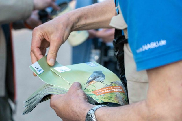 Matthias Votel verteilt nach der Vogelführung Informationsmaterial.