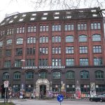 Besuchsrekord der Volkshochschule Hamburg Ein Backsteingebäude an einer Straße mit dem goldenen Shcriftzug "Volkshochschule Hamburg"