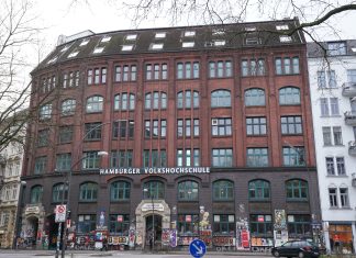 Besuchsrekord der Volkshochschule Hamburg Ein Backsteingebäude an einer Straße mit dem goldenen Shcriftzug "Volkshochschule Hamburg"