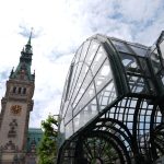 Sanierte Rathausmarkt-Pavillons: Bereit für neue Gastronomie Das verglaste Dach eines Rathausmarkt Pavillon und im Hintergrund das Rathaus.