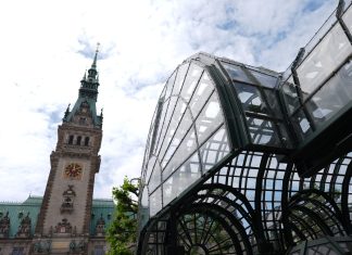 Sanierte Rathausmarkt-Pavillons: Bereit für neue Gastronomie Das verglaste Dach eines Rathausmarkt Pavillon und im Hintergrund das Rathaus.