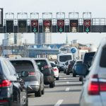 Stau an Pfingsten: Diese Straßen sind betroffen Mehrere Autos stehen südlich des Elbtunnels auf zwei Spuren im dichten Stau.