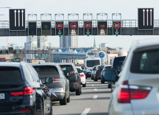 Stau an Pfingsten: Diese Straßen sind betroffen Mehrere Autos stehen südlich des Elbtunnels auf zwei Spuren im dichten Stau.