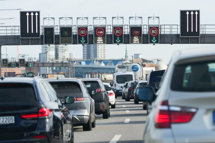 Stau_am_Elbtunnel Mehrere Autos stehen südlich des Elbtunnels auf zwei Spuren im dichten Stau.