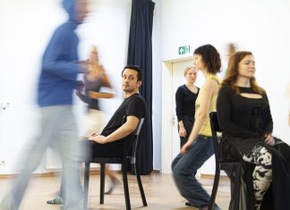 „Ich bin genau am richtigen Ort“ Lernende an der Schule für Schauspiel Hamburg gehen in einem Kursraum umher. Zwei sitzen in der Mitte des Raumes auf einem Stuhl