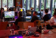LAN-Party an der HAW bringt Gamer*innen zusammen Spieler*innen sitzen an ihren PCs und spielen auf der HAW LAN-Party