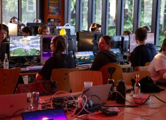 LAN-Party an der HAW bringt Gamer*innen zusammen Spieler*innen sitzen an ihren PCs und spielen auf der HAW LAN-Party