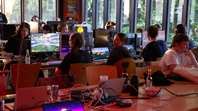Spieler*innen sitzen an ihren PCs und spielen auf der HAW LAN-Party