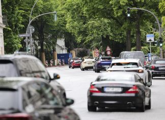 Vollsperrung der Elbchaussee Die Elbchaussee, auf der Autos fahren