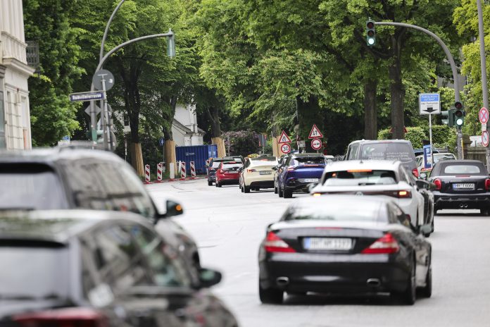 Die Elbchaussee, auf der Autos fahren