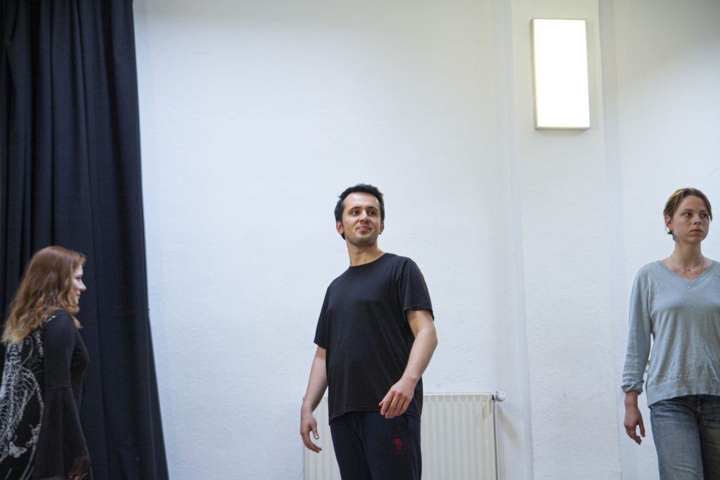 Schauspiel-Schule Yener Agca steht im Kursraum drei der Schule für Schauspiel Hamburg.